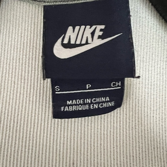 Nike blouse size small fits like a medium - Picture 2 of 2